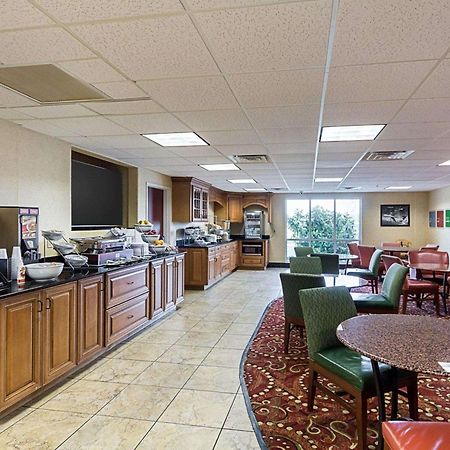 Comfort Suites Airport Wichita Exterior foto